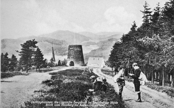 Das Wahrzeichen Oerlinghausens ist der Windmühlenstumpf auf dem Tönsberg. Schon um 1930 verschickten Touristen diese Postkartenansicht in alle Welt. Repro: Horst Biere - © Repro: Horst Biere