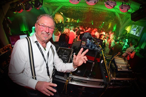 DJ Mattes sorgt für ausgelassene Stimmung "im Dschungel" - © Nicole Ellerbrake