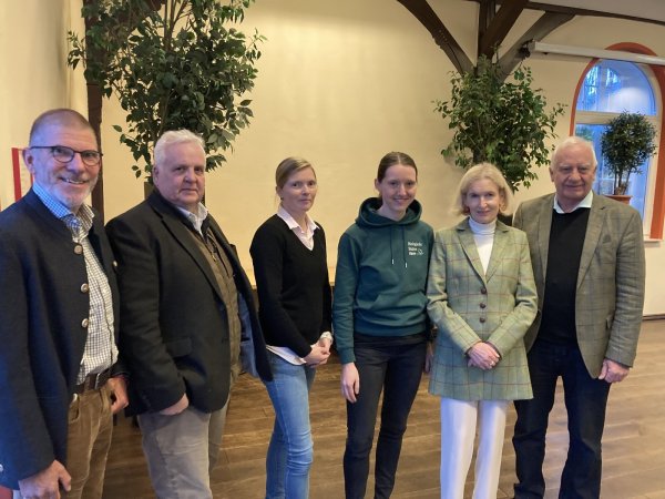 Beim Waldbauerntrag in Großenmarpe: (von links) Karsten Raguse, Forstamtsleiter OWL, Hermann Graf Schulenberg, stellvertretender Vorsitzender der Waldbauern aus Lippe, Dr. Elke Plaas, stellvertretende Vorsitzende, Vivian Holzhauer, Vorsitzende der Biologischen Station Lippe, und Beatrix Boeksteger, Vorsitzende der Waldbauern aus Lippe und Cajus Caesar, ehemaliger Bundeswaldbeauftragter. - © Schlotmann/Landwirtschaftsverlag GmbH
