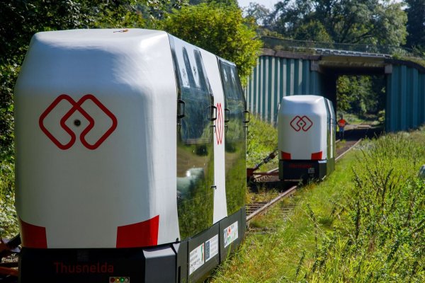 Das batterieelektrisch angetriebene Monocab ermöglicht den Einschienenbetrieb "on demand" auf stillgelegten Bahngleisen. - © TH OWL