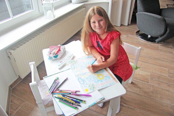 Klara Silbermann malt super gern: Am liebsten an ihrem kleinen weißen Maltisch im Wohnzimmer. - © Madlena Gerschner