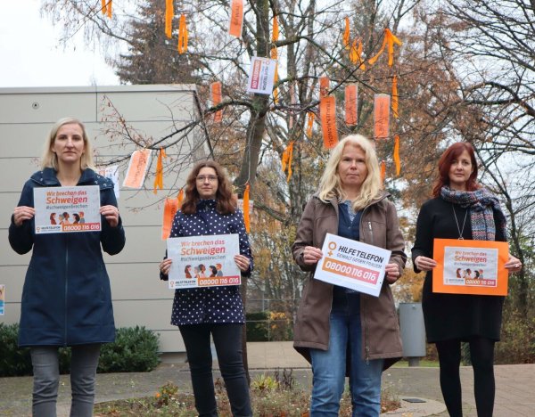 Anlässlich des Internationalen Tages gegen Gewalt an Frauen machen Peggy Balke, Anna-Lena Bargfrede, Cordula Wiemer und Eleni Konstantinidis (von links) auch am Rathaus auf das Thema aufmerksam. - © Gemeinde Leopoldshöhe