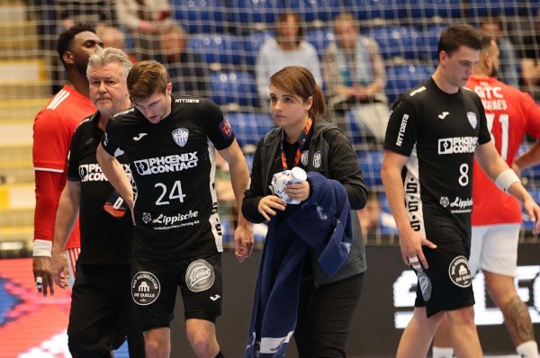 Begleitet von Mannschaftsarzt Roland Kessler und Physiotherapeutin Frederike Saaksmeier verlässt Lukas Zerbe mit schmerzverzerrten Gesicht am Dienstag beim Spiel gegen Lissabon das Spielfeld. - © paul cohen