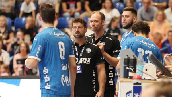TBV-Trainer Florian Kehrmann im Gespräch mit seinem Abwehrchef Frederik Simak (Nummer 8). Dahinter: Co-TrainerMatthias Struck, Leos Petrovski und Thomas Houtepen. - © Paul Cohen