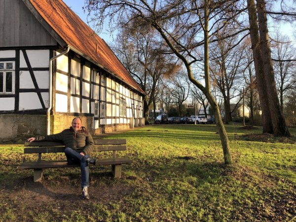 Ortsausschussvorsitzender Hans-Joachim Lücking sitzt in dem schönen, großen Garten am "Haus" in Holzhausen. Hier wird bald eifrig gearbeitet. - © Thomas Reineke