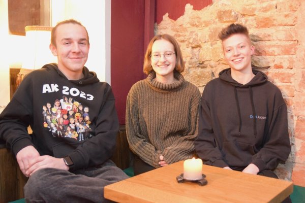 Caspar Beckmann, Lina Kindsgrab und Rieke Weller (von links) sind vielfältig engagiert und politisch interessiert. Sie haben in der Oerli-Jugend mitgearbeitet, Anfang des Jahres jedoch resigniert aufgegeben, weil sie sich weder von der Verwaltung noch von der Politik mitgenommen und und unterstützt gefühlt haben. Vor Kurzem kritisierten sie, dass Projekte der Oerli-Jugend noch immer nicht realisiert worden sind. Archivfoto: Karin Prignitz - © Karin Prignitz