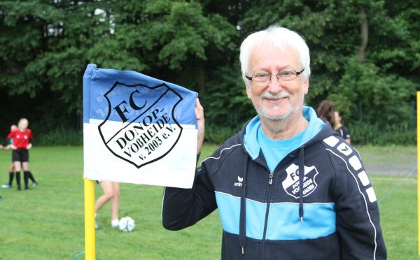 Hält die Fahne des FCDonop/Voßheide hoch: Heino Grollich, stellvertretender Obmann. - © Sebastian Lucas