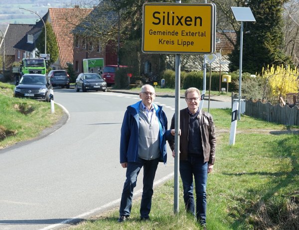 Willi K. Schirrmacher (links) und Dirk Wallenstein - hier am Ortseingang der Heidelbecker Straße. - © Axel Bürger