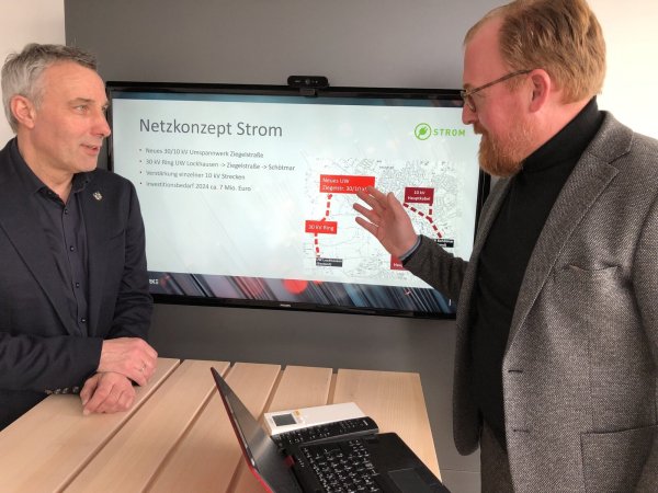 Stadtwerke-Geschäftsführer Volker Stammer (rechts) im Gespräch mit Bürgermeister Dirk Tolkemitt. Beide wollen den Ausbau der Nutzung regenerativer Energien in Bad Salzuflen schnell vorantreiben. - © Thomas Reineke