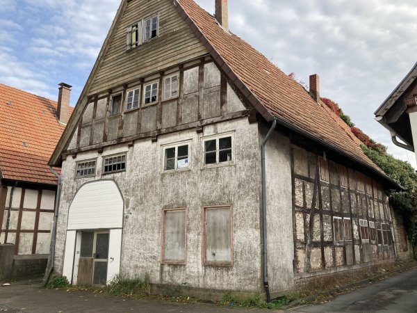 Die Stadt plant, eigene Gebäude und Grundstücke über eine eigene Immobiliengesellschaft zu entwickeln. Dazu sollen auch desolate Häuser wie dieses in der Horner Innenstadt gehören. - © Cordula Gröne