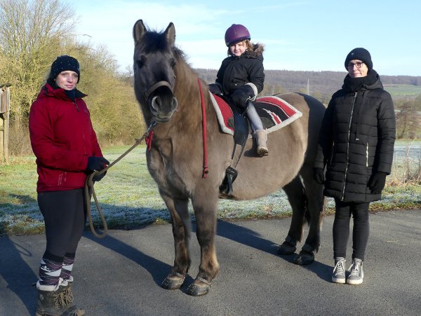 Mit ihrem Konik-Pferd Buma, der fünfjährigen Lina und deren Mutter Desirée Spilker bildet Reittherapeutin Celeste Pruß (links) eine harmonische Einheit. - © Rudi Rudolph