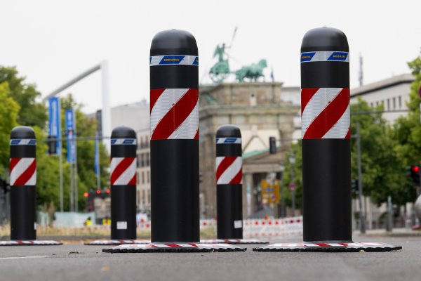 Mobile Poller mit rot-weißer Markierung sind als Absperrung zur Fanzone am Brandenburger Tor aufgestellt. - © (c) Copyright 2024, dpa (www.dpa.de). Alle Rechte vorbehalten
