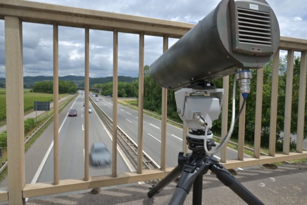 Laut Experten könnten sogenannte „Handy-Blitzer“ eine gute Ergänzung zu normalen Anhaltekontrollen sein – und so für mehr Verkehrssicherheit sorgen. - © Harald Tittel/dpa