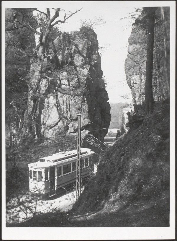 Die Straßenbahn fuhr zwischen den Externsteinen durch. - © Landesarchiv NRW