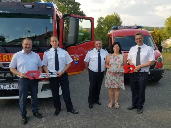 Bürgermeister Mario Hecker (von links), Marcus Herrmann (Löschzug Hohenhausen), Michael Grüttemeier (Feuerwehrchef Kalletal), Andrea Batzer (Ordnungsamt) und Nils Engelhardt (Löschgruppe Kalldorf) bei der symbolischen Schlüsselübergabe. - © Hajo Gärtner