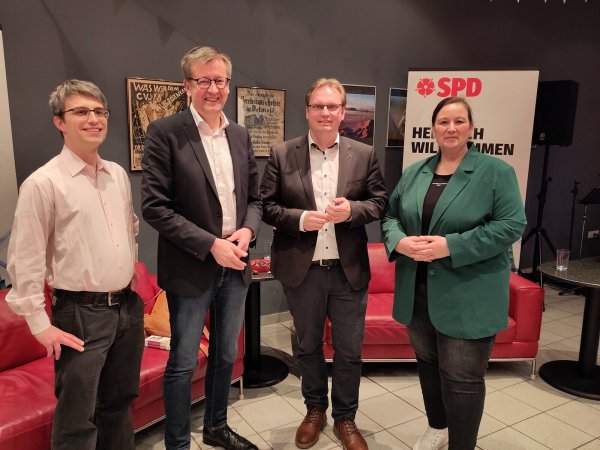 Kai Kottmann, Burkhard Blienert, Dennis Maelzer und Saskia van Oosterum (von links) diskutierten mit dem jugendlichen Publikum über die Drogenpolitik in Deutschland. - © SPD