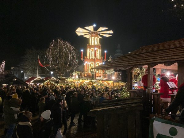 Die zwölf Meter hohe Weihnachtspyramide auf dem Salzhof gehört zu den echten Hinguckern des Weihnachtstraums. - © Werbegemeinschaft Bad Salzuflen
