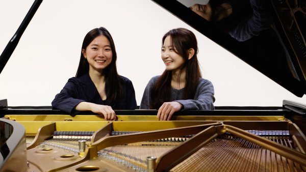 Chaelin Park (links) und Geunpyo Park spielen ein vierhändiges Konzert in Bergkirchen. - © Gemeinde Bergkirchen