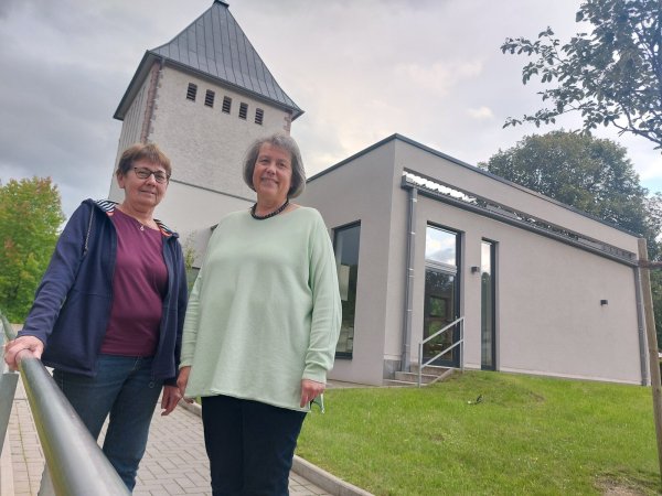Karola Durgeloh (links), Vorsitzende der Caritas-Konferenz Schieder-Schwalenberg, und Claudia Theis, Mitglied des Kirchenvorstandes, freuen sich auf viele Gäste. - © Michaela Weiße