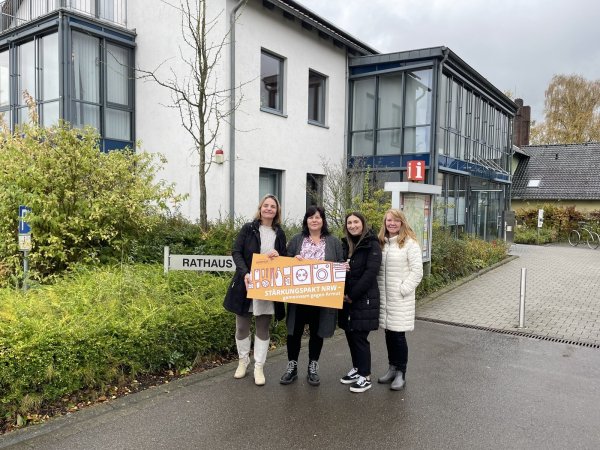 Im November startete die Aktion gegen Armut. Petra Scholz (Stiftung Solidarität, von links), Andrea Batzer, Aylin Teke-Sarikaya und Elisabeth Hamm (alle von der Gemeinde) freuten sich, dass in Kalletal Gelder aus dem landesweiten Stärkungspakt flossen. - © Archivfoto: Gemeinde Kalletal
