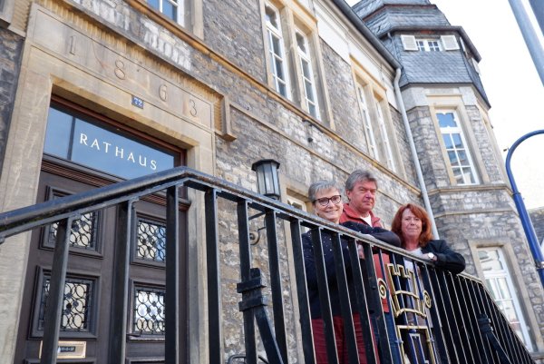 Vorsitzende Beate Duzella (von links), Helmut Scholz (stellvertretender Vorsitzender) und Corinna Vogt (Senioren- und Pflegeberaterin Stadt Lage) freuen sich über jeden, der sich zum Seniorenbegleiter ausbilden lassen möchte. - © Lorraine Brinkmann