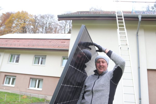 Ein Modul nach dem anderen schafft Savo Micic im Auftrag der Bielefelder Firma Tiechey hoch auf das Dach des Naturfreundehauses in Ubbedissen. Die Familienferienstätte mietet die Photovoltaikanlage von der Bürgersolargenossenschaft Leopoldshöhe und wird den Strom selber nutzen. Foto: Knut Dinter - © Knut Dinter