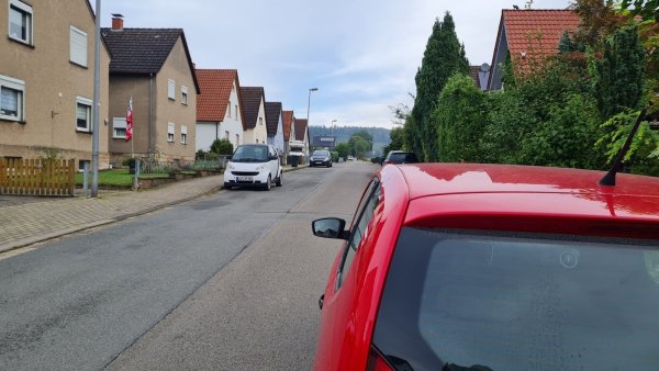 Künftig soll im Gergerloh nur noch auf einer Straßenseite geparkt werden. Von unten gesehen, soll rechts das Parken verboten werden - schon aus Sicherheitsgründen für die Radfahrer, die bergauf fahren. - © Marianne Schwarzer