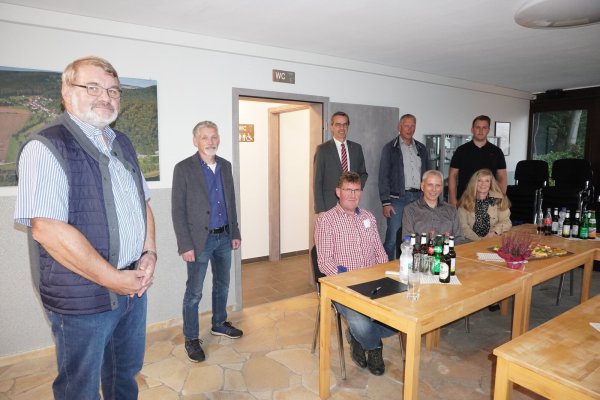 Kleine Feierstunde im sanierten Brunnehaus mit Ralf Kaufeld (von links), Klaus Siekmann (Bezirksregierung), Frank Wiehemeier, Bürgermeister Jörg Bierwirth, Andreas Blome, Matthias Tölle, Robin Blome und Marlen Schierholz-Giehler. - © Michaela Weiße(LZ)