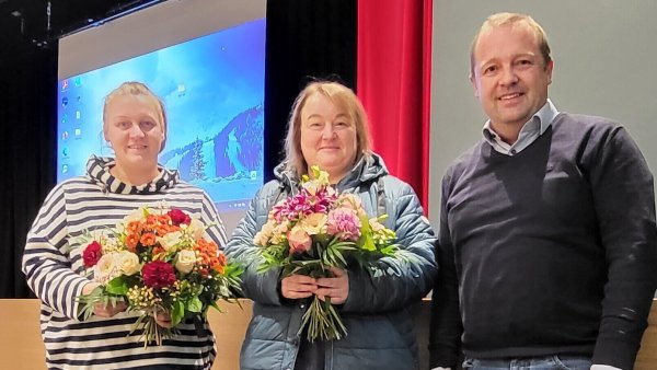 Andrea Mannetter-Trettin (links) ist das neue Gesicht im Rat. Nina Kuhn (Mitte) verabschiedet sich. Bürgermeister Mario Hecker (rechts) übergibt den UKB-Mitgliederinnen Blumen. - © Gemeinde Kalletal
