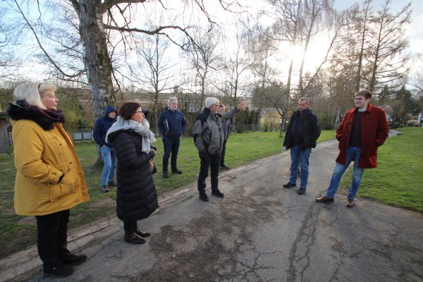 Ortstermin zu den Kleinspielfeld-Plänen an der Grundschule Kirchheide mit (vordere Reihe, von links) Martina Hagedorn (CDU), Schulleiterin Sabine Tewes-Wittig, Friedhelm Jasper (SPD), Carsten Steinmeier (CDU) und Marius Kremming (SPD). - © Jens Rademacher