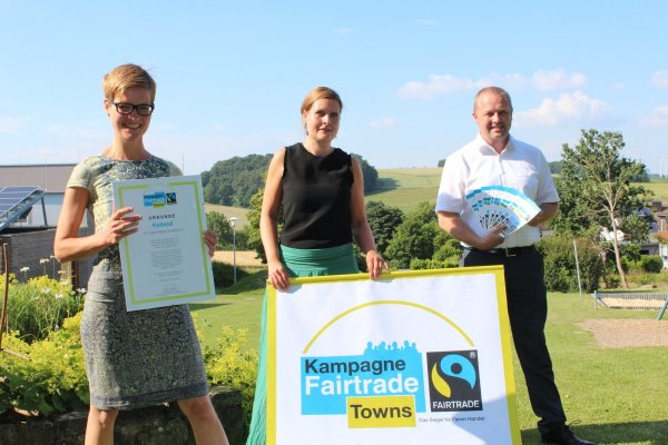 Über die Auszeichnung Kalletals als Fairtrade-Gemeinde freuen sich (von links) Monika Röttgen, Corinna Will und Mario Hecker. - © Karolina Schmidt