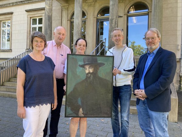 Bei der Bildübergabe nach der Restaurierung: Klaudia Wolf (Landesbibliothek), Uwe und Ina Hollmann, Stephan Teiwes und Dr. Joachim Eberhardt, Leiter der Landesbibliothek. - © Cordula Gröne