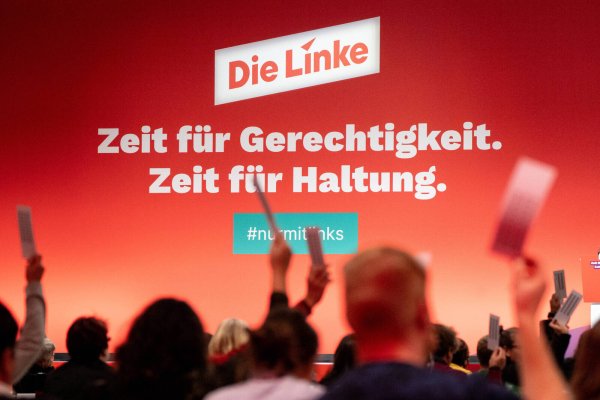 Das neue Logo der Linken zeigt schräg nach oben, was wohl den kommenden Aufstieg symbolisieren soll. Foto: Imago Images - © IMAGO/Chris Emil Janßen