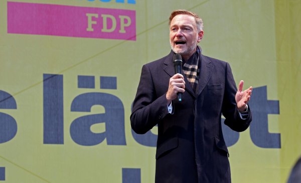 Nach aktuellem Stand wird der FDP-Bundesvorsitzende Christian Lindner trotz Tortenwurfs in Paderborn sprechen. - © Bernd Wüstneck/dpa