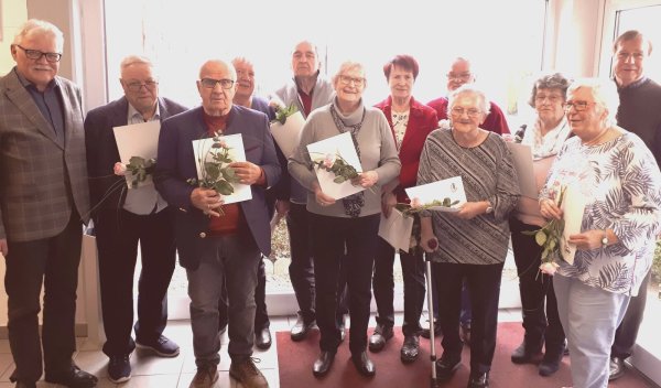 Für langjährige Mitgliedschaft geehrt: Wolfgang Pellmann, Dieter Rieke, Hans-Jürgen Gaube, Ilse Obenhausen, Hans Becker, Elfriede Schernitzki, Anneliese Beckmann, Rolf Dux, Brigitte Schnittcher, Christa Dux und Ursula Begemann (von links) mit dem Vorsitzenden Uwe Praschak (hinten rechts). - © AWO Blomberg