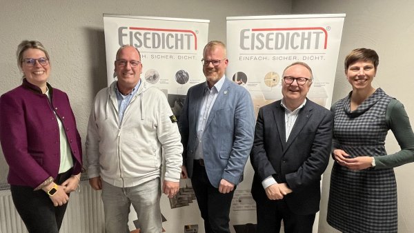 Aktiv für die Gemeinde Dörentrup: Kathrin Dobrileit (von links), der Betriebsleiter der Eisedicht GmbH Ulrich Schnitger, Friso Veldink, IHK-Vizepräsident Alfred A. Westermann sowie IHK-Referentin Jenny Krumov. - © IHK Lippe