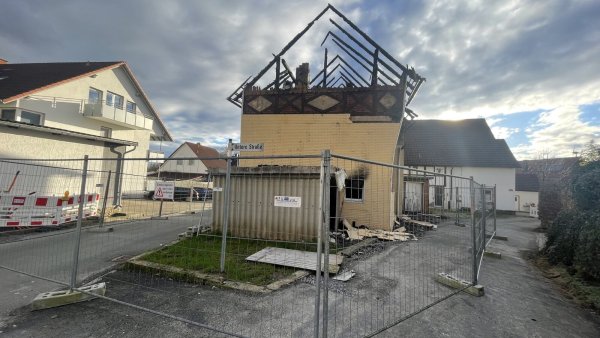Noch ist das Areal rund um die Brandruine in Brakelsiek weiträumig abgesperrt. Doch jetzt haben die Abrissarbeiten begonnen, die Straßensperrungen dürften bald aufgehoben werden. - © Silke Buhrmester