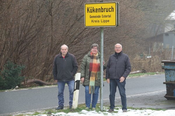 Friedhelm Petri, Ilsemarie Büscher und Ulrich Kehmeier am Ortsschild; wenige Kilometer weiter ist schon Niedersachsen. - © Axel Bürger