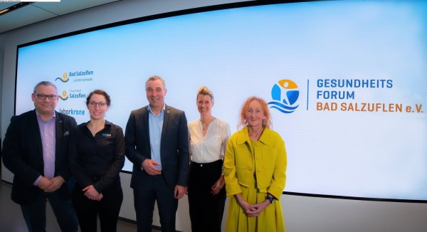 Freuen sich über die Auftaktveranstaltung des neuen Vereins „Gesundheitsforum Bad Salzuflen“: Stellvertretender Vorsitzender Professor Dr. Carsten Tiemann, Gründungsmitglied Dr. Marianna Beyer, Vorstandsmitglied Dirk Tolkemitt, Vorsitzende Melanie Koring und Referentin Sonja M. Nothacker. - © Labcon-OWL