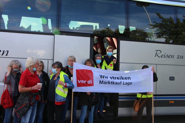 Mitarbeiterinnen und Mitarbeiter aus Lippe machen sich auf den Weg zur Kundgebung nach Bielefeld. - © Astrid Sewing