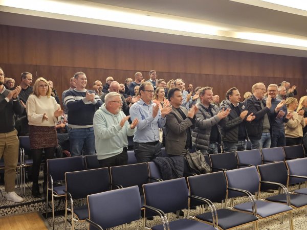 Die Kollegen aus dem Rathaus habennach dem Bekanntegebn des Wahlergebnisses laut applaudiert, die Freude, dass Thorsten Paulussen Beigeordneter der Stadt Lage bleibt, war groß. - © Astrid Sewing
