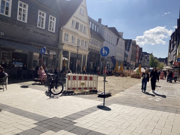 Ab dem Marktplatz können Passanten die Lange Straße wieder ein stückweit passieren. - © Elena-Fé Janzen