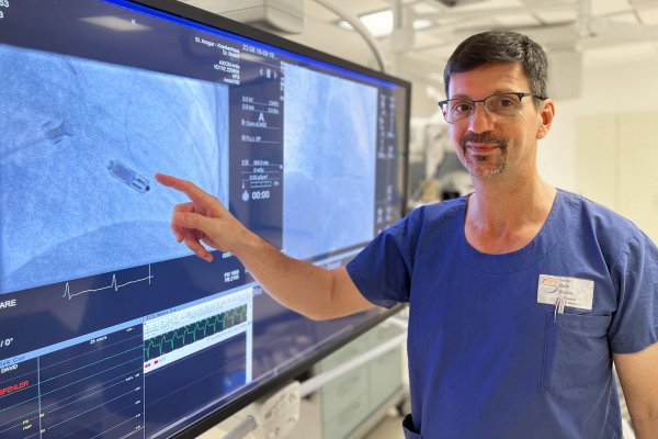 Dr. Béla Bózsik mit der Kardiokapsel, dem kleinsten Herzschrittmacher der Welt. - © Katholische Hospitalvereinigung Weser-Egge gGmbH