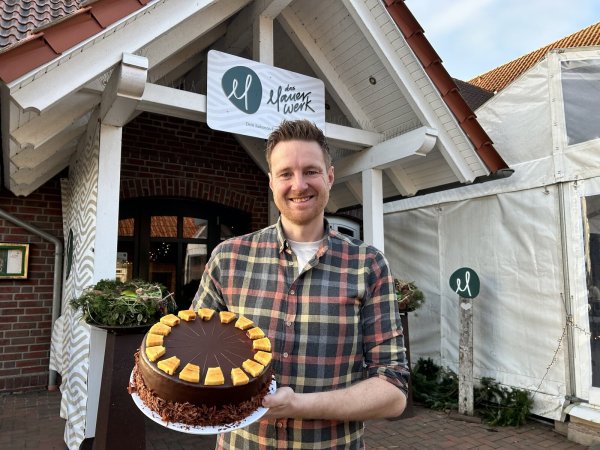 Tim Schwengel ist Inhaber des Bad Oeynhausener Cafés "Das Mauerwerk" und freut sich auch 2025 auf viele Gäste. - © Nicole Sielermann
