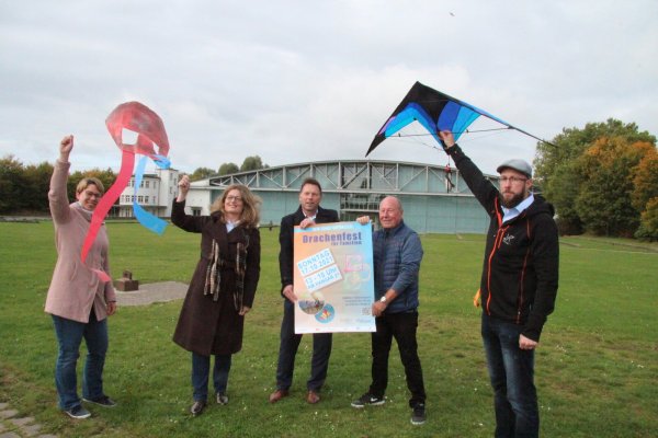 Drachenbändiger: (von links) Astrid Fiebig (Stadthallen-GmbH), Dörte Pieper (Fachbereich Kultur der Verwaltung), Bürgermeister Frank Hilker, Hans-Dieter Bormann (Luftsportverein) und Jörg Mortsieker (Stadthallen-GmbH) freuen sich auf viele Besucher am Sonntag - ob mit selbstgebauten (links) oder fertig gekauften Drachen. - © Dieter Asbrock