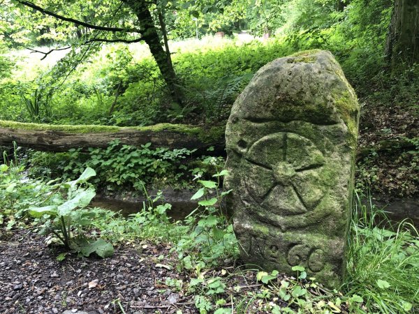 Ein Grenzstein markiert das Lipper Gebiet mit der lippischen Rose. - © Sven Kienscherf