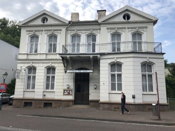 Das Hotel Korf befindet sich in direkter Nachbarschaft zum Schötmaraner Marktplatz. Nach den Plänen der Eigentümer soll es künftig wieder ein Beherbergungsbetrieb mit Restaurant sein. - © Thomas Reineke