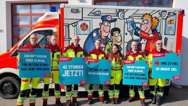 Im Streik: Rettungsdienstbeschäftigte im Kreis Lippe. - © Verdi