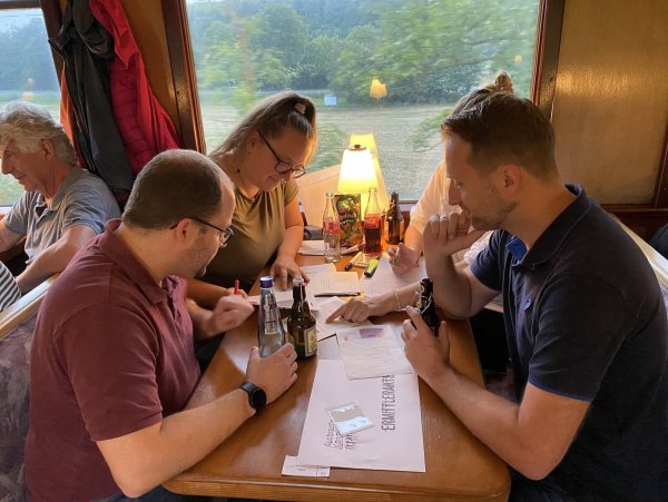 Ein Ermittlerteam versucht gespannt, den Krimifall in der Museumseisenbahn zu lösen. - © Kulturstellwerk Nordlippe