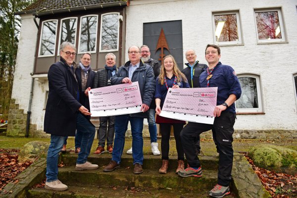 Spendenübergabe mit großen Schecks: (vorne von links) Stephan Krone, Präsident des Lions Clubs Lage, Dirk Schlepper (Dorfgemeinschaft Hagen), Ilka Beermann, Vorsitzende der Pfadfindergruppe Lage und Claas Winter, Heimwart der Pfadfindergruppe Lage, sowie (hinten von links) Dirk Steinhage, Thomas Schäfer, Lars Busch von der Dorfgemeinschaft und Kay Ross, Kassenwart der Pfadfindergruppe Lage. - © Nicole Ellerbrake
